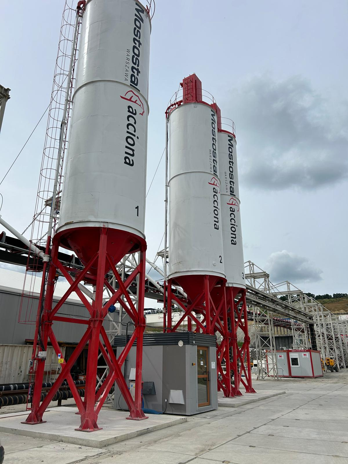 Silosy mobilne EcoInvest na placu budowy - wynajem silosów budowlanych