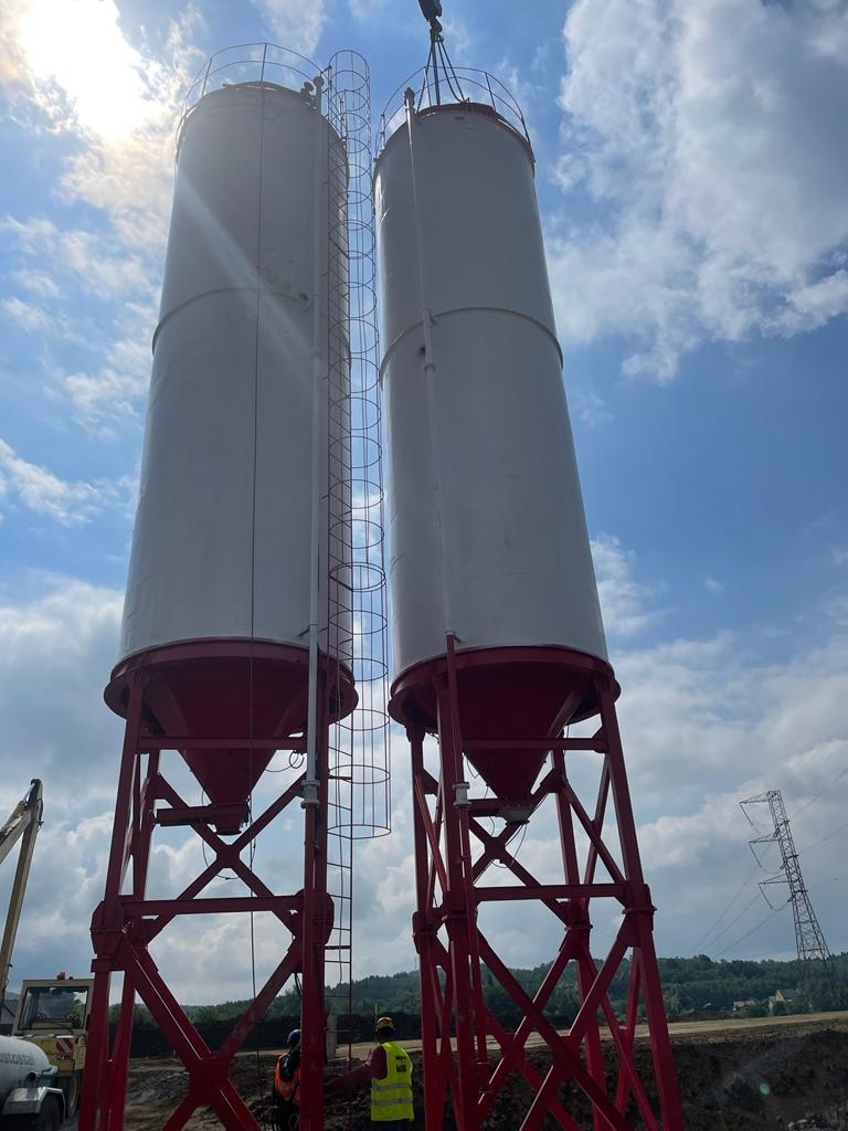 Silosy EcoInvest - widok z perspektywy, lokalizacja Ożarów